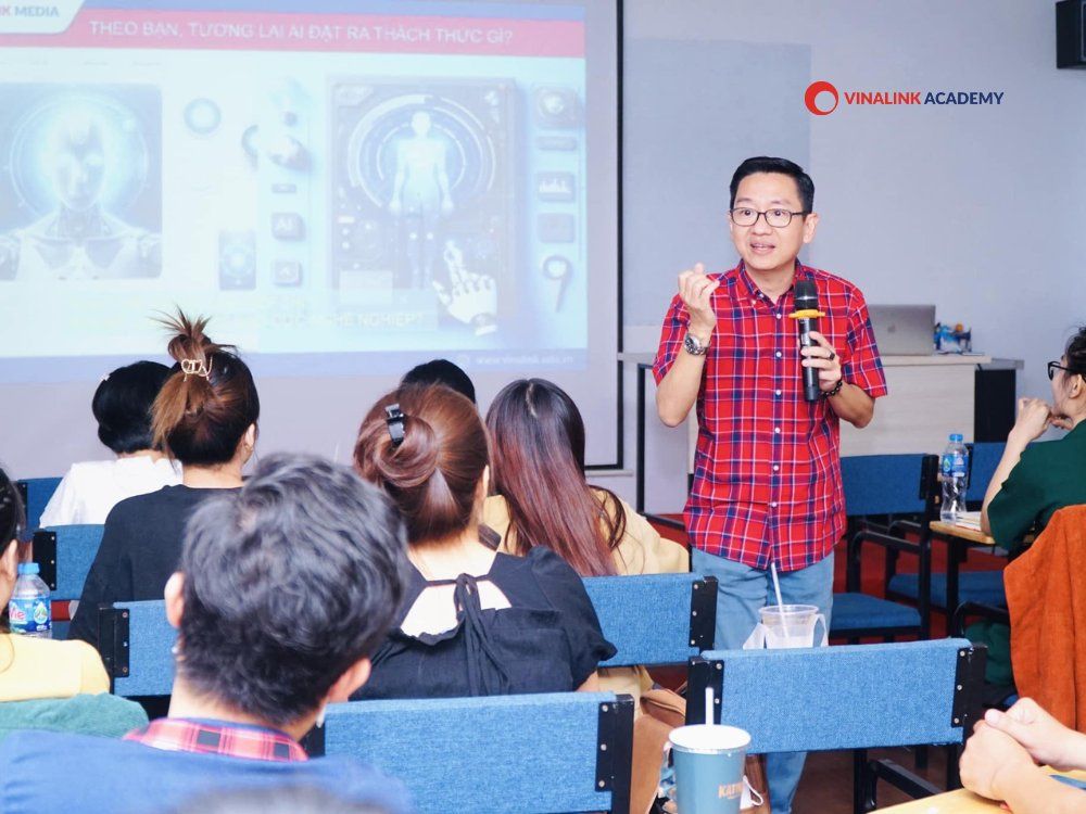 Chuyên gia Nguyễn Thanh Tòng tại lớp học của Vinalink Academy